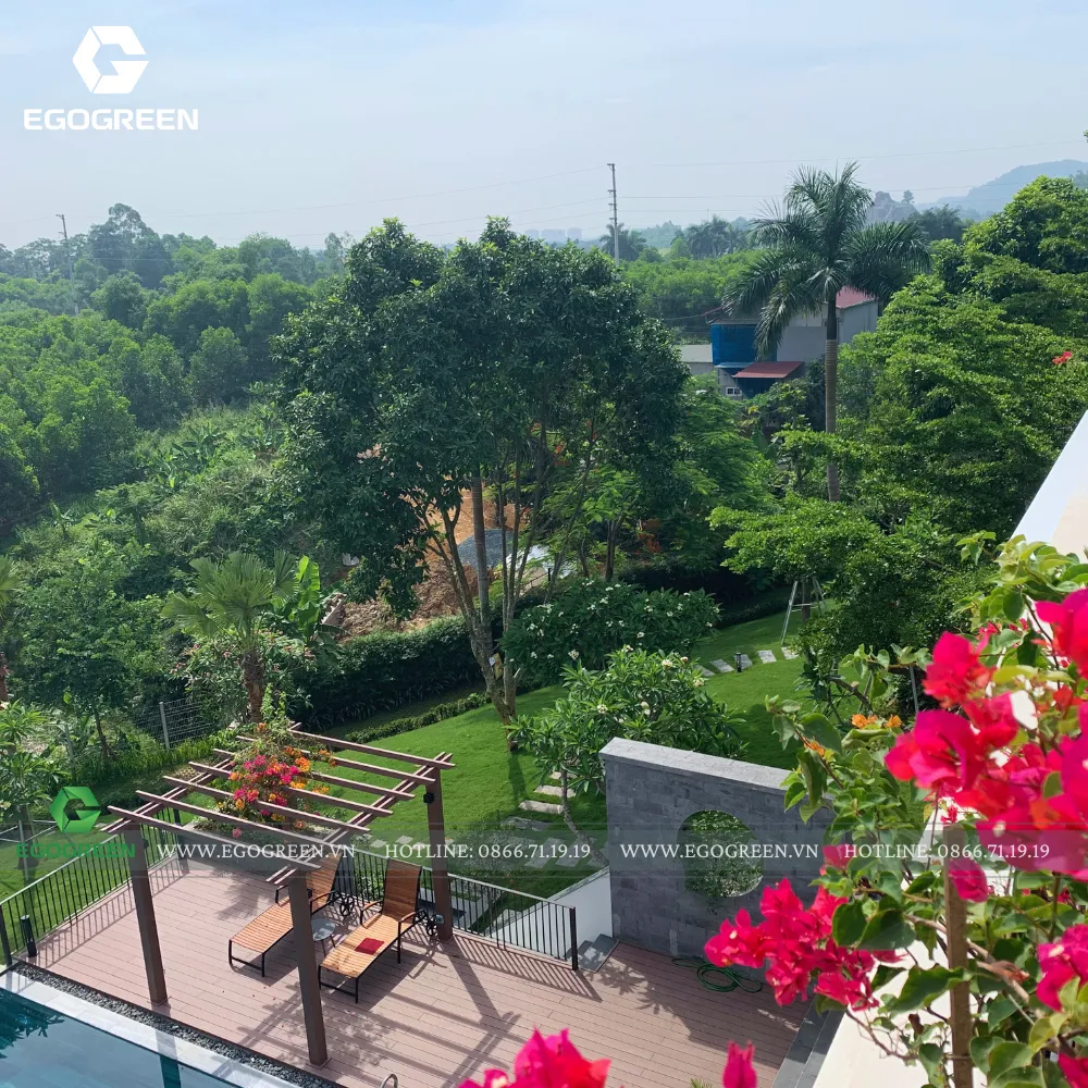 Sắc hoa luôn điểm xuyết trên nền xanh của các loại cây. Khu nghỉ dưỡng mini này đúng là niềm ao ước của mọi nhà!